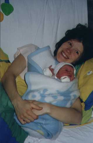 Christiane mit Frederik kurz nach seiner Geburt